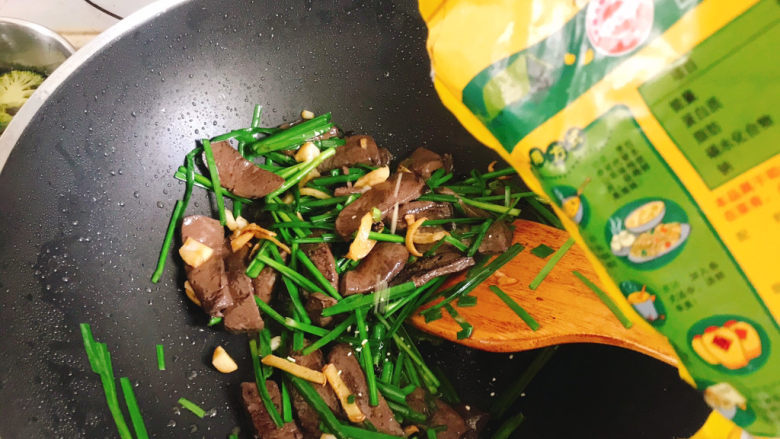 韭菜炒鸭血,加入适量的鸡精翻炒均匀即可出锅,韭菜不宜炒时间过长