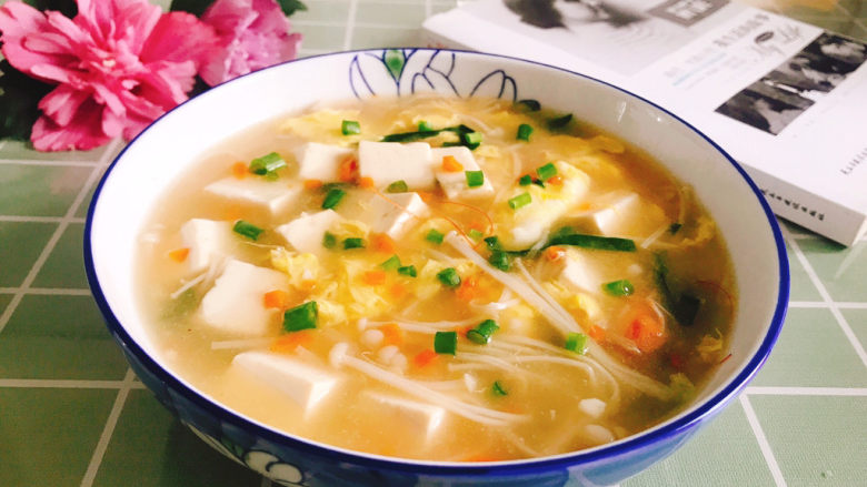 金针菇豆腐汤,盛入盘中,金针菇豆腐汤完成!