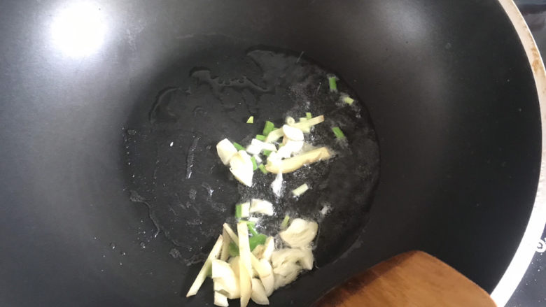 胡萝卜炒虾仁,起锅热油,下入葱姜蒜爆香
