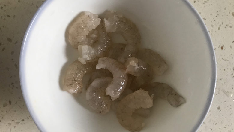 胡萝卜炒虾仁,剥去虾皮,去掉虾线和虾肠