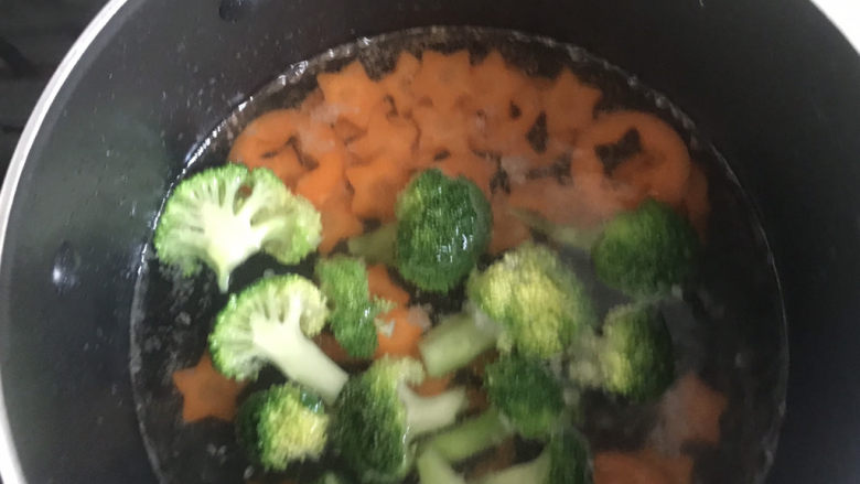 胡萝卜炒虾仁,锅中烧水,加入适量的盐和油,水开下入西兰花和胡萝卜焯水30秒