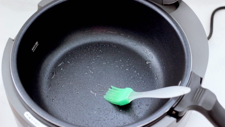 妈妈牌韭菜海虹盒子,锅烧热后,锅底刷一层薄薄的油。