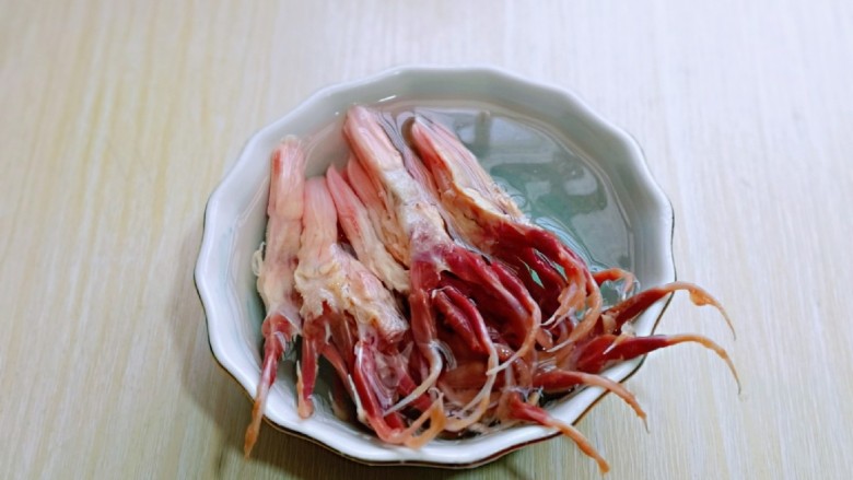 酱鸭舌,准备<a style='color:red;display:inline-block;' href='/shicai/ 319'>鸭舌</a>,用温水洗干净。