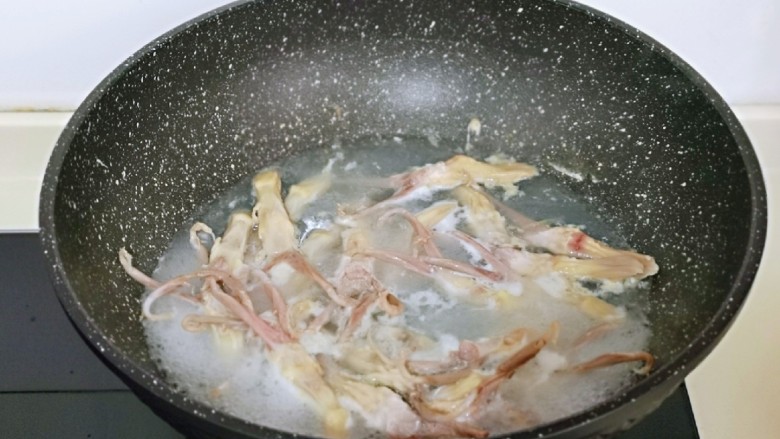 酱鸭舌,再将洗干净的鸭舌焯水,冷水如果,大火烧开煮2-3分钟,捞出永用冷水反复冲洗,将鸭舌上的杂质冲洗干净。