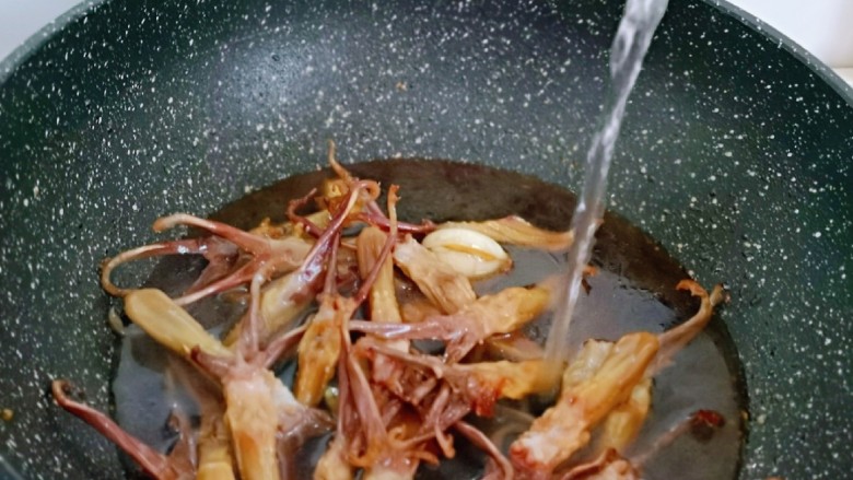 酱鸭舌,加入纯净水,没过鸭舌为佳,盖上盖子,大火烧开,转小火焖煮约25-30分钟样子。