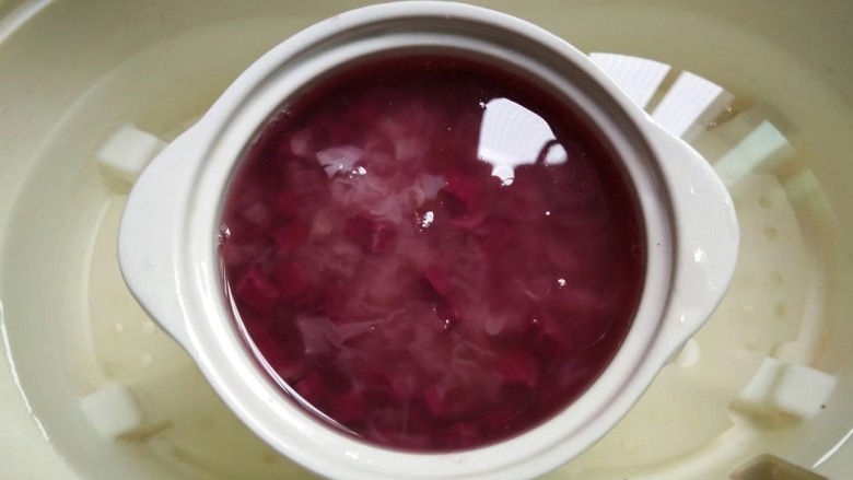 紫薯银耳粥,隔水炖锅内同样放入清水(不要超过水位线上)
