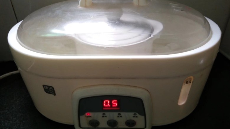 紫薯银耳粥,按快炖.炖煮3-4个小时(这个时间是快好时拍的哦)