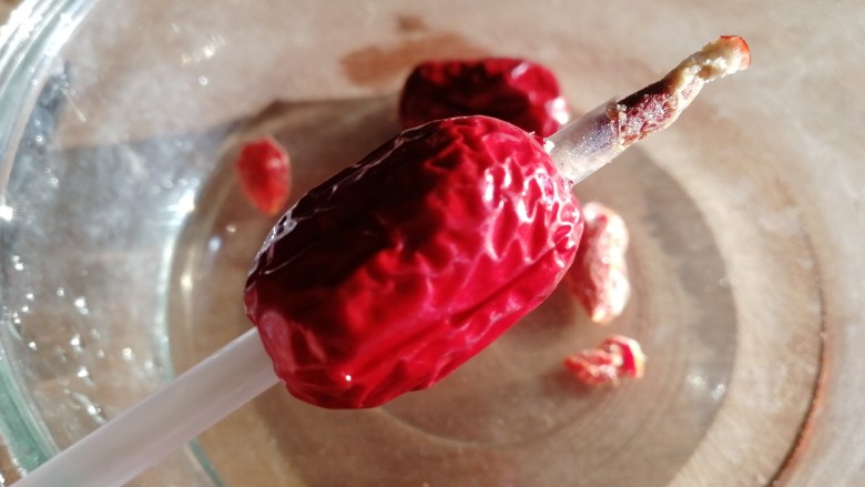 红豆薏米糊,旋转吸管,把枣核推出。