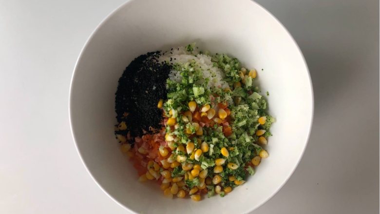 五彩缤纷的杂蔬芝士饭团 ，孩子超喜欢！,把所有的配菜倒入米饭中，再加一勺<a style='color:red;display:inline-block;' href='/shicai/ 141774'>熟黑芝麻</a>，然后混合。