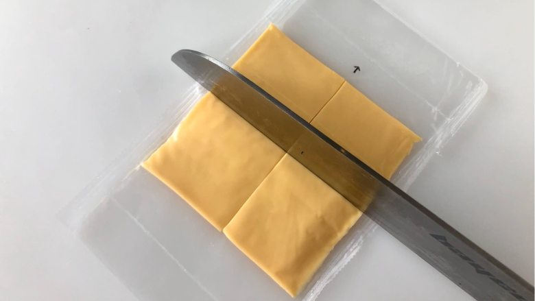 五彩缤纷的杂蔬芝士饭团 ，孩子超喜欢！,芝士片一分为四；
