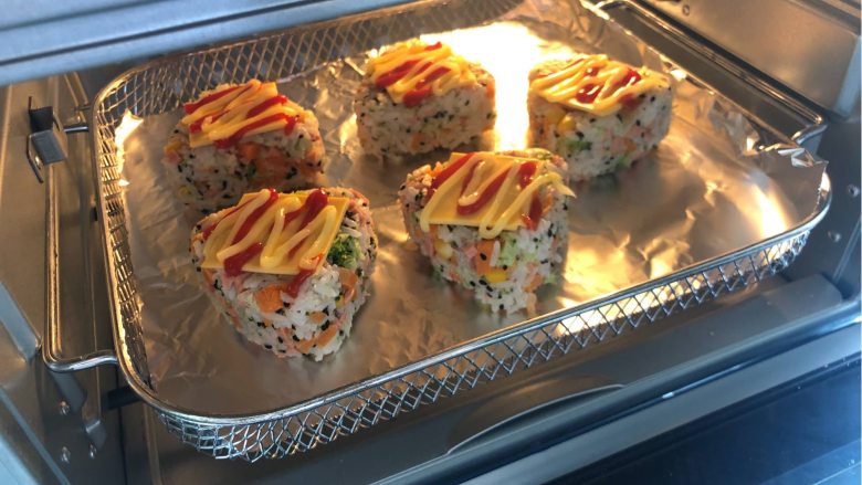 五彩缤纷的杂蔬芝士饭团 ，孩子超喜欢！,烤箱预热好之后，180°烤5～6分钟，因为饭团里的所有食材都是熟的，这一步把芝士烤软了就行。