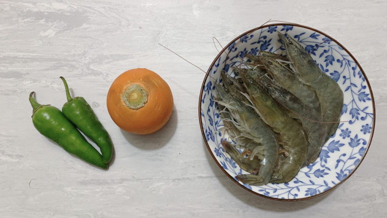胡萝卜炒虾仁,食材如图,所示示意。