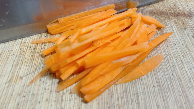 胡萝卜炒虾仁,切丝备用,也可用刨丝器直接削出均匀细丝。