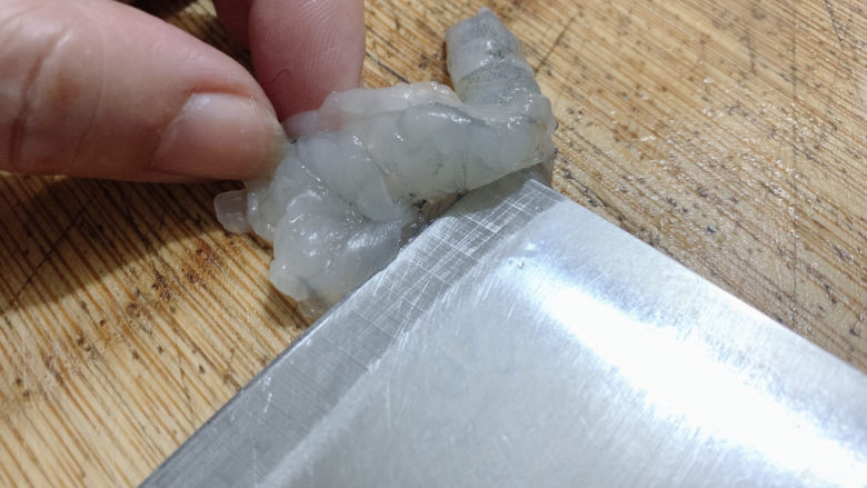 胡萝卜炒虾仁,取出杂质后,再次冲洗一遍备用。
