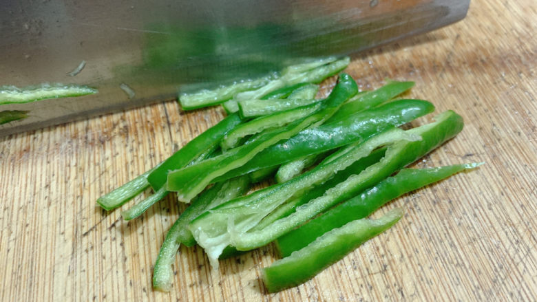 胡萝卜炒虾仁,<a style='color:red;display:inline-block;' href='/shicai/ 10089'>青辣椒</a>洗净,去籽切丝。