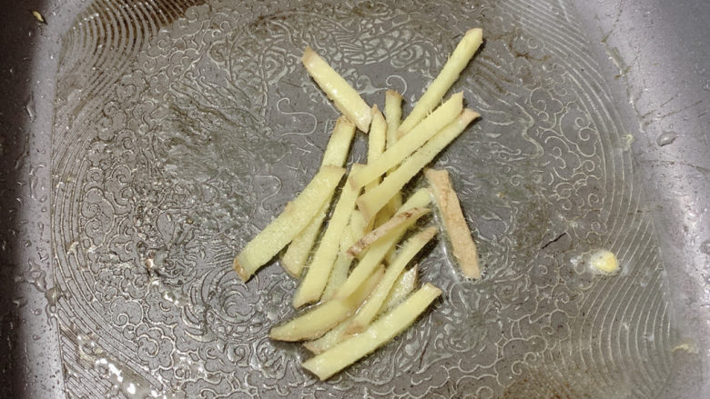胡萝卜炒虾仁,热油锅,大火加入姜丝爆香。(姜丝也是去腥一大利器)