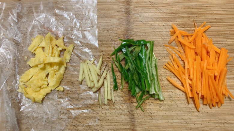 胡萝卜炒虾仁,同时准备下姜丝,配菜都准备好之后,开始正式烹饪。