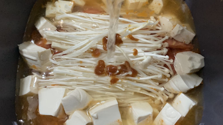 金针菇豆腐汤,清水的量,大致没过食材。