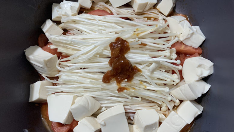 金针菇豆腐汤,摆上内脂豆腐,加入两勺<a style='color:red;display:inline-block;' href='/shicai/ 4510'>黄豆酱</a>。