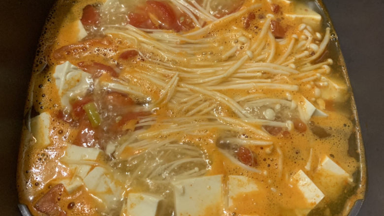 金针菇豆腐汤,大火煮至沸腾,转小火再煮个2分钟。