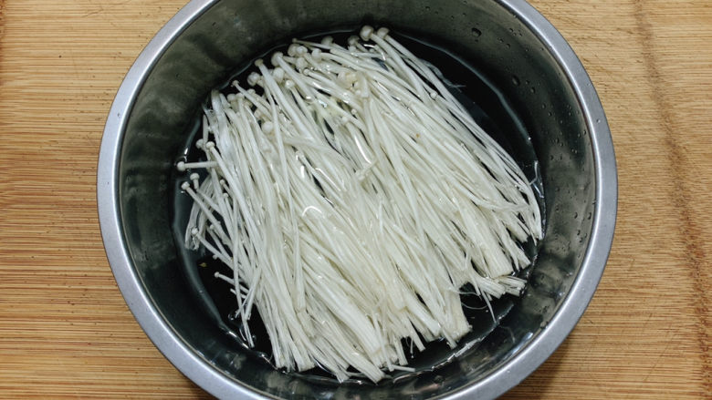 金针菇豆腐汤,撕成一丝一丝,泡水洗净。
