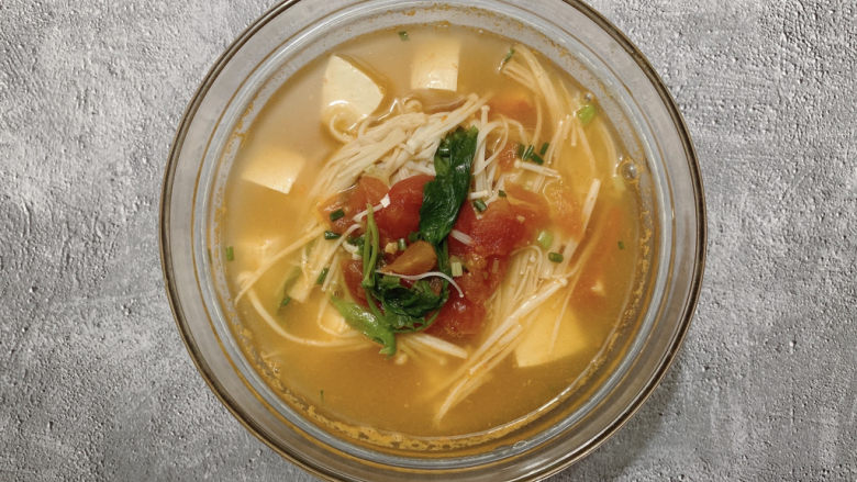 金针菇豆腐汤,出锅淋少许<a style='color:red;display:inline-block;' href='/shicai/ 847'>香油</a>和胡椒粉(也可不加)。