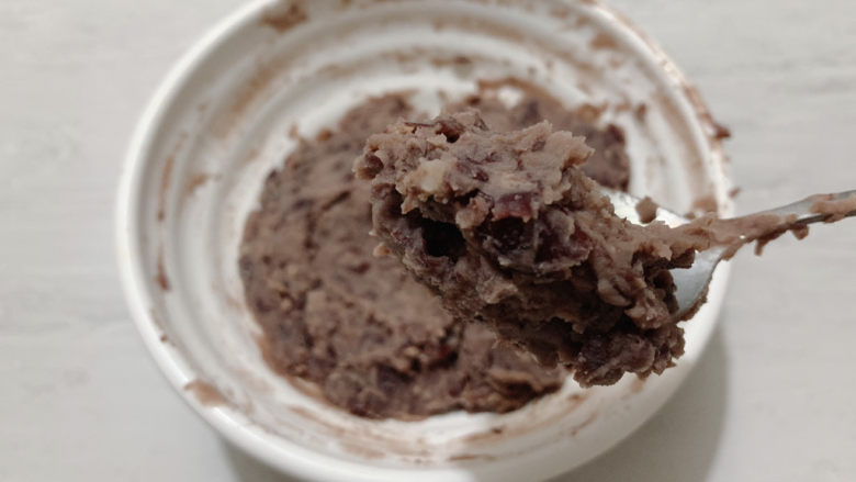 红豆派,炒到红豆沙的水分,些许散发,上手能捏成一团就可以出锅备用了。