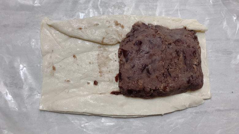 红豆派,将切开下来的边缘部分,叠加在长方形的长边,然后铺上<a style='color:red;display:inline-block;' href='/shicai/ 6254'>红豆馅</a>料。