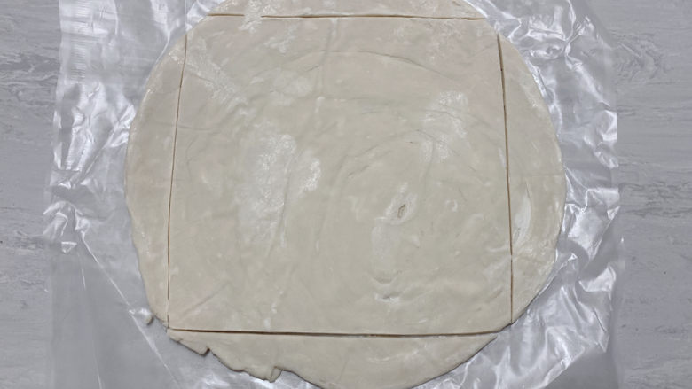 红豆派,取出一片手抓饼皮,些许化冻切除边缘部分。