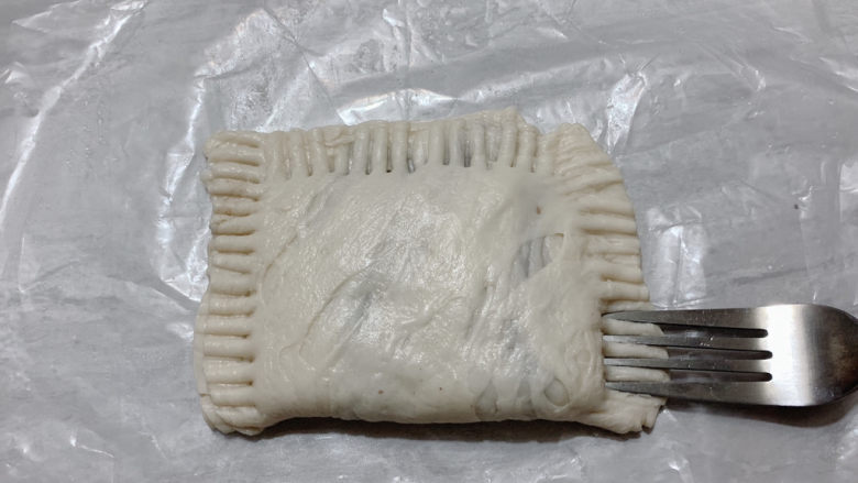 红豆派,用叉子将边沿轻压出花纹,不仅是凹造型,也是加固封口。