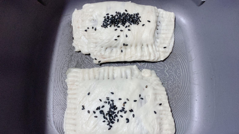 红豆派,然后不粘锅预热不用放油,直接将红豆派下锅慢煎。