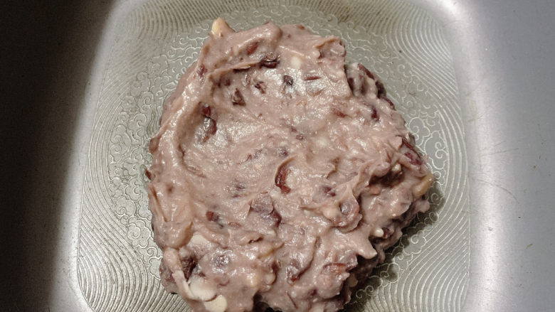红豆派,热锅入少许油,小火放入豆沙泥慢炒。(如果有猪油,放猪油香味会大幅提升)