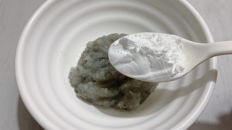 鲜虾玉米饼,加两勺木薯粉(面粉也可以哈)搅拌均匀