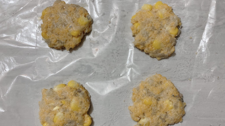 鲜虾玉米饼,将虾泥凹个造型,这里建议虾饼不要太薄,保持一定厚度,口感上会富有弹性,而不会偏硬~(类似麦当劳麦乐鸡块厚度)