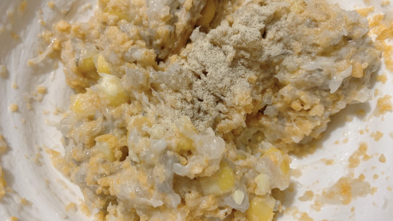 鲜虾玉米饼,虾泥搅拌成,可上手捏成型的形态就可以了。