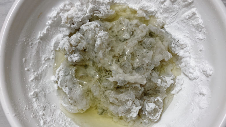 鲜虾玉米饼,加一个<a style='color:red;display:inline-block;' href='/shicai/ 17'>蛋清</a>,是的虾泥更细腻,同时搅拌之后更上劲(吃起来更弹)