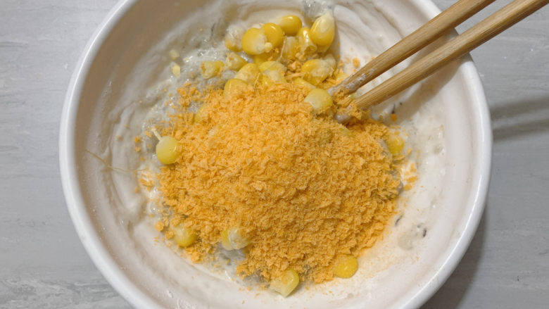 鲜虾玉米饼,搅拌均匀之后,润虾泥过分水润不易成型,可适当再加一勺粉,或者加入<a style='color:red;display:inline-block;' href='/shicai/ 588'>面包糠</a>搅拌均匀。