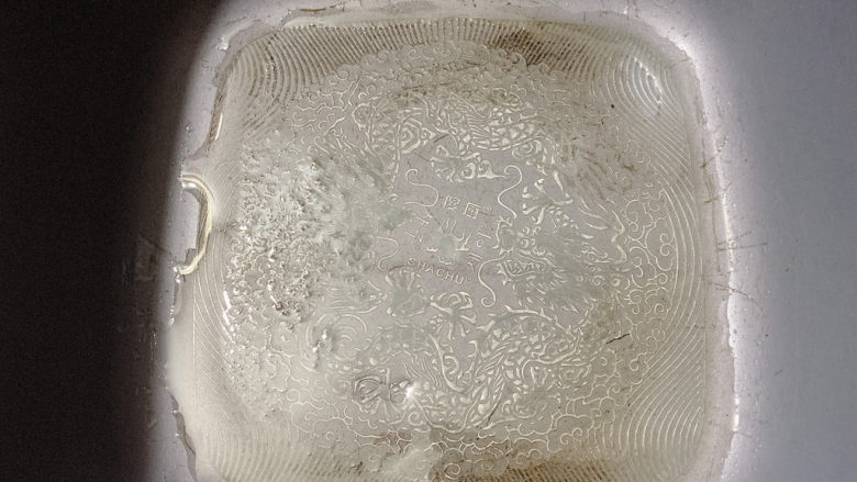 鲜虾玉米饼,平底锅刷层油,大火烧热之后转小火。