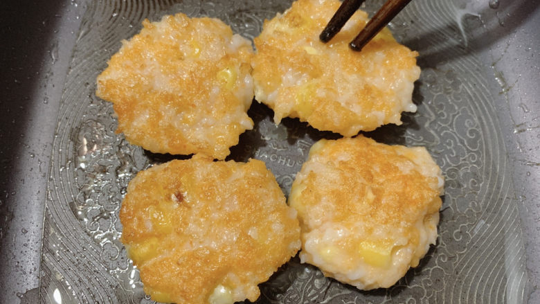 鲜虾玉米饼,煎制两面金黄后,再多30~40秒左右,即可出锅。