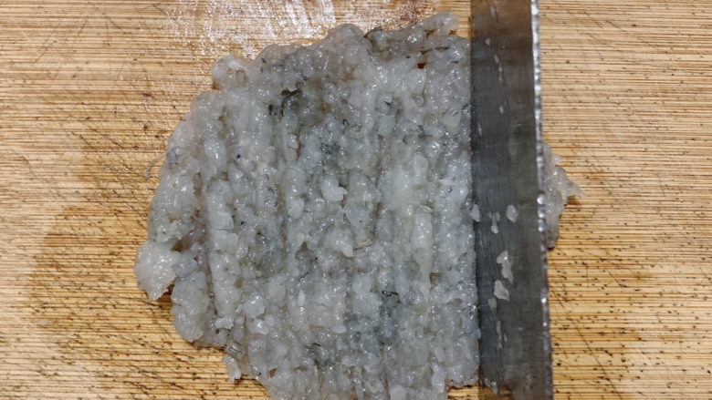 鲜虾玉米饼,切丁之后,在将其剁成虾肉泥。