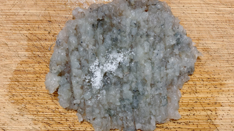 鲜虾玉米饼,加少许盐调味,<a style='color:red;display:inline-block;' href='/shicai/ 720'>胡椒粉</a>去腥,然后继续反复步骤3的动作。