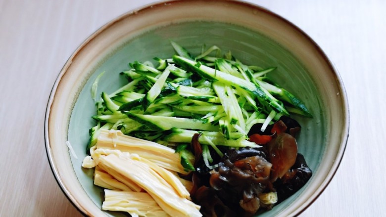 黄瓜拌腐竹,黄瓜丝,腐竹,<a style='color:red;display:inline-block;' href='/shicai/ 136'>黑木耳</a>放入大口器具中。