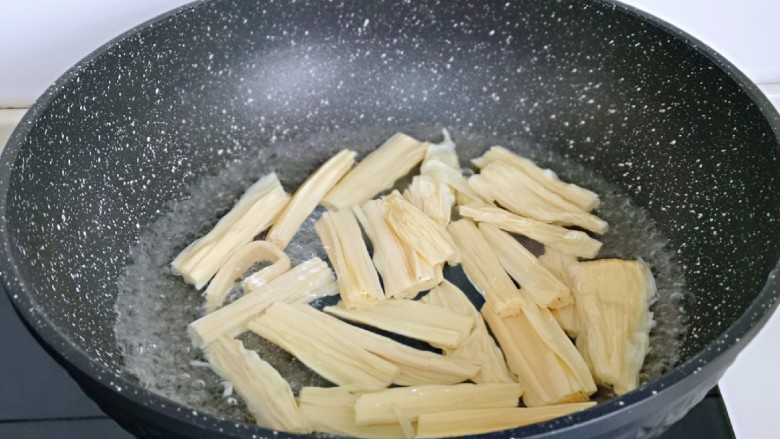 黄瓜拌腐竹,将腐竹焯水;锅中加入水烧开后,下腐竹,煮1分钟捞出淋干水分。