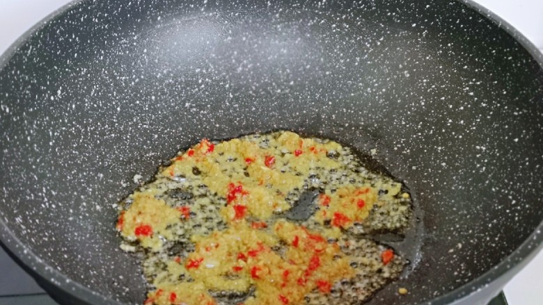 黄瓜拌腐竹,起油锅,加入搅碎的蒜蓉辣椒煸炒出香味,关火。