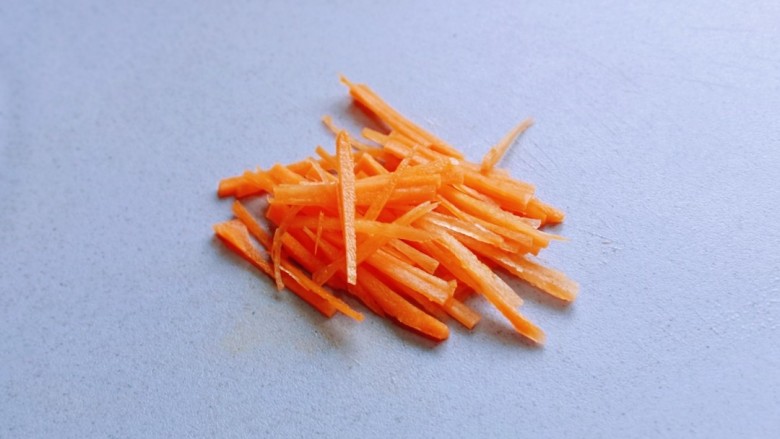 金针菇豆腐汤,<a style='color:red;display:inline-block;' href='/shicai/ 25'>胡萝卜</a>去皮,洗干净,切丝。