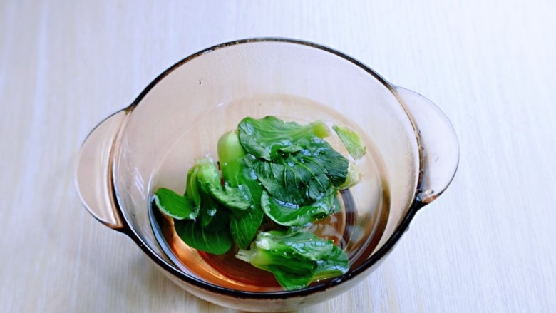 金针菇豆腐汤,<a style='color:red;display:inline-block;' href='/shicai/ 3239'>菜心</a>冷水你干净,再用热水泡8分钟,捞出再切碎。