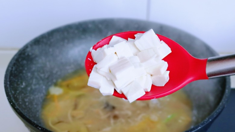 金针菇豆腐汤,加入切好的豆腐,再煮 2分钟。