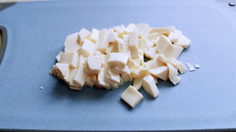 金针菇豆腐汤,最好选用<a style='color:red;display:inline-block;' href='/shicai/ 474'>内酯豆腐</a>,从盒中取出切小块,我和宝贝吃,所以用了半盒豆腐,量可以增减。