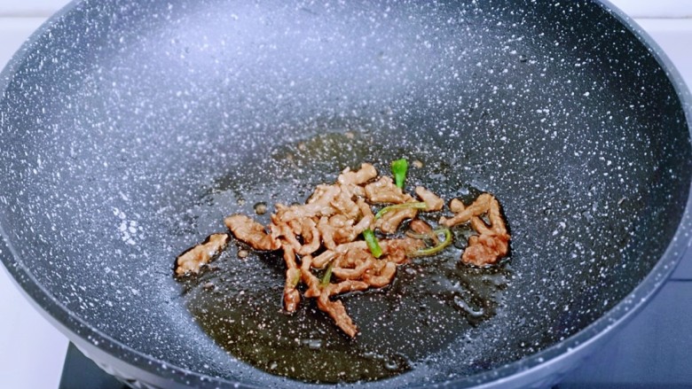 金针菇豆腐汤,起油锅,放入<a style='color:red;display:inline-block;' href='/shicai/ 4613'>肉丝</a>翻炒。