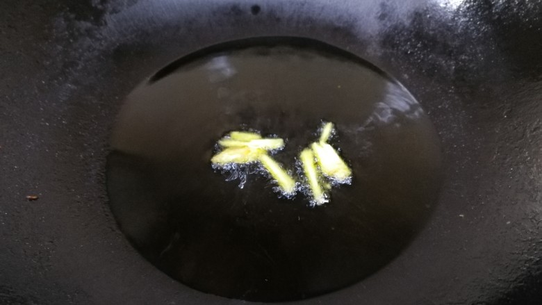 小炒杏鲍菇,热锅倒入适量油,放入姜片文火炒香。
